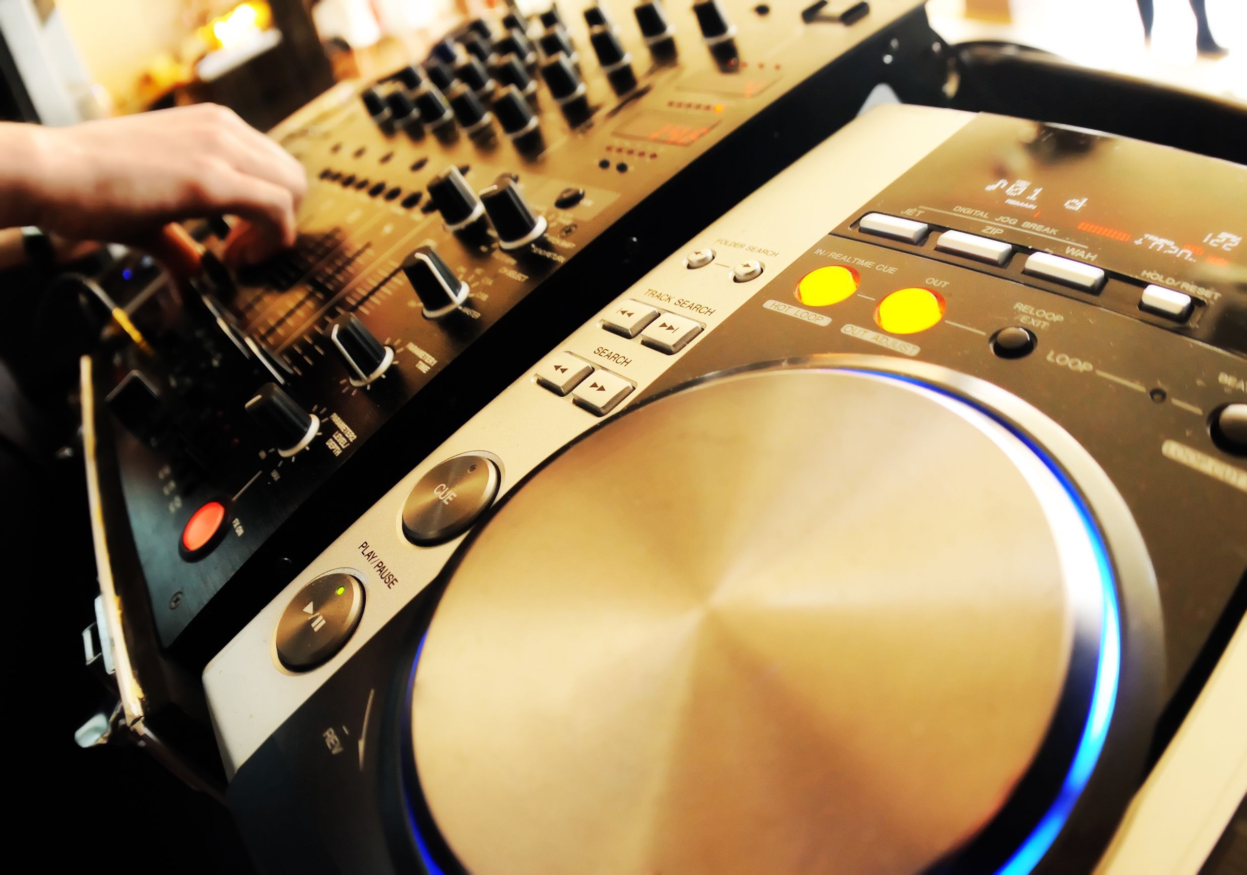 Easy Ways to Become A DJ